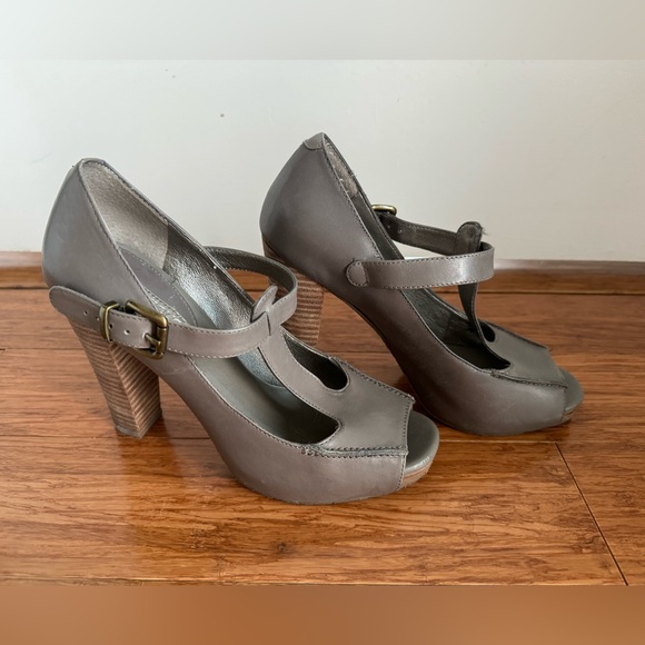 Banana republic peep toe heels - Picture 3 of 5
